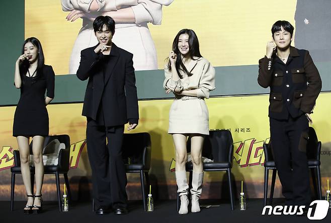 배우 강혜원(왼쪽부터)과 이시우, 이선빈, 임시완이 20일 오전 서울 역삼동 조선 팰리스 강남 호텔에서 진행된 쿠팡플레이 오리지널 드라마 '소년시대' 제작발표회에서 박남정의 '널 그리며' 포인트 안무를 선보이고 있다. ‘소년시대’는 1989년 충청남도를 배경으로 안 맞고 사는 게 일생일대의 목표인 병태(임시완 분)가 하루아침에 부여 짱으로 둔갑하면서 벌어지는 이야기를 그렸다. 2023.11.20/뉴스1 ⓒ News1 권현진 기자
