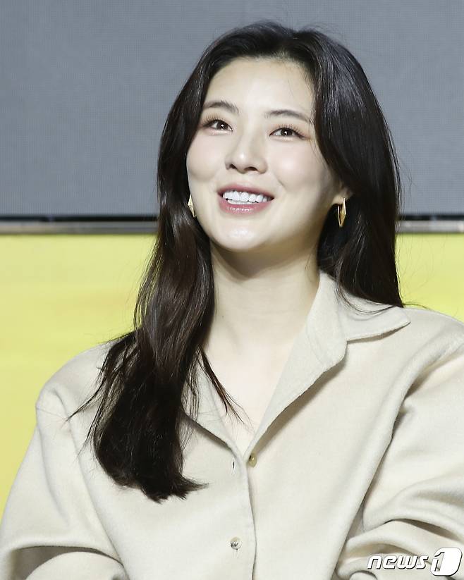 배우 이선빈이 20일 오전 서울 역삼동 조선 팰리스 강남 호텔에서 진행된 쿠팡플레이 오리지널 드라마 '소년시대' 제작발표회에서 미소를 짓고 있다. ‘소년시대’는 1989년 충청남도를 배경으로 안 맞고 사는 게 일생일대의 목표인 병태가 하루아침에 부여 짱으로 둔갑하면서 벌어지는 이야기를 그렸다. 2023.11.20/뉴스1 ⓒ News1 권현진 기자