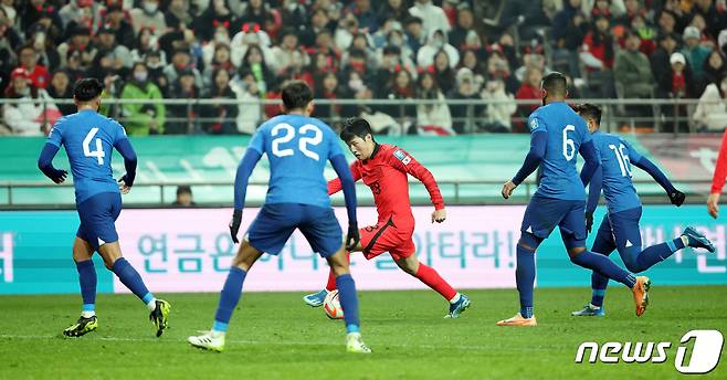 대한민국 축구대표팀 이강인이 16일 서울 마포구 서울월드컵경기장에서 열린 2026 FIFA 북중미 월드컵 아시아 지역 2차 예선 C조 조별리그 대한민국과 싱가포르의 경기에서 돌파하고 있다. 2023.11.16/뉴스1 ⓒ News1 김성진 기자