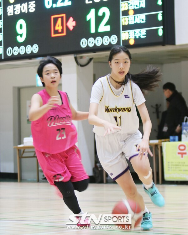 20일 경북 상주에 위치한 상주실내체육관 구관에서 '제16회 전국학교스포츠클럽 축전' 남녀 초중고 결승전 경기가 열렸다. 여자 중등부 전북 원광여중-서울 번동중이 치열한 경기를 펼치고 있다. 사진(상주)┃STN스포츠