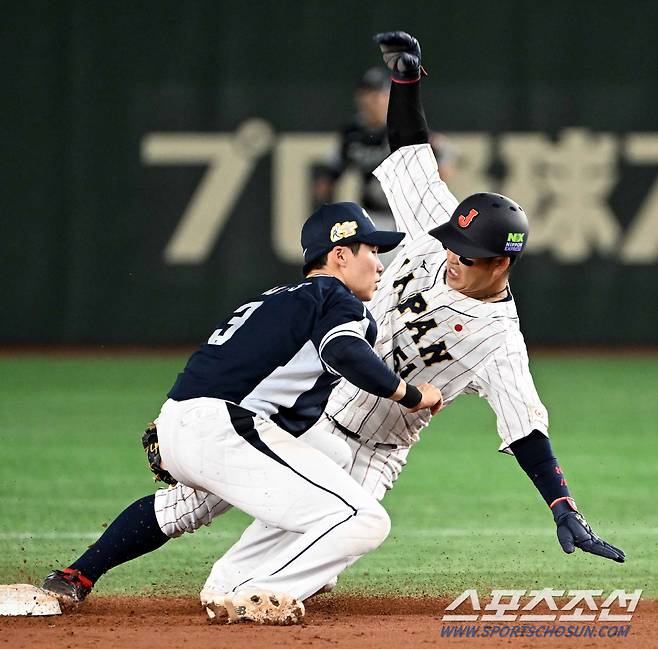 17일 일본 도쿄돔에서 열린 2023 아시아 프로야구 챔피언십(APBC) 한국과 일본의 경기. 5회말 2사 1루 일본 고조노의 2루 도루를 김혜성이 차단하고 있다. 도쿄(일본)=박재만 기자pjm@sportschosun.com/2023.11.17/