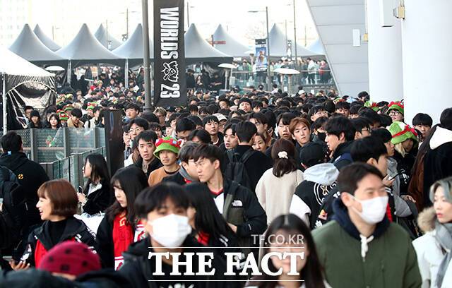 '2023 리그오브레전드 월드 챔피언십' 결승전이 열린 19일 오후 서울 구로구 고척스카이돔에 경기를 관람하기 위한 시민들로 북적이고 있다. /장윤석 기자