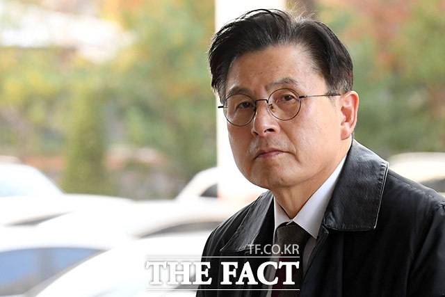 법원 들어서는 황교안 전 자유한국당 대표.