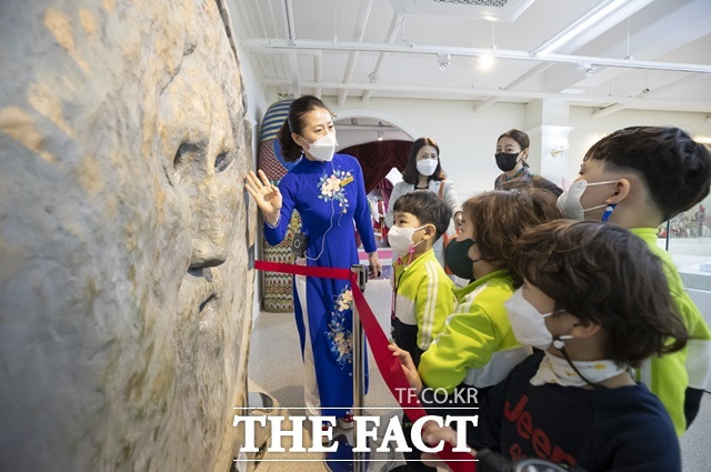 어린 새싹들이 전북 익산시의 '익산글로벌문화관'을 찾아 해설사로부터 열심히 설명을 듣고 있다./익산시