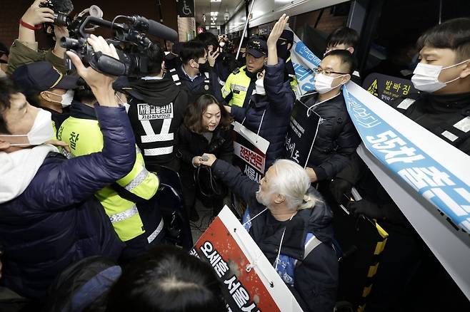 전국장애인차별철폐연대가 20일 서울 지하철 시청역에서 정부의 장애인 이동권 포함 증액 예산안 반영 촉구 ‘출근길 지하철 시위’를 진행했다. 경찰이 전국장애인차별철폐연대에 대해 철도안전법, 집시법 위반으로 채증 등을 실시하자 양측 간 충돌이 발생하고 있다. 뉴시스