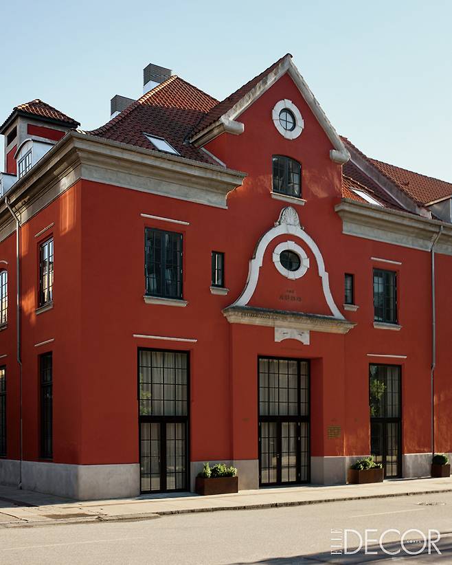 ‘아우도 코펜하겐’ 멀티 플랫폼. 외벽에는 ‘하나로부터 모든 것을 배운다’는 뜻에서 가져온 라틴어 ‘Ab Uno Disce Ommes’가 새겨져 있다.