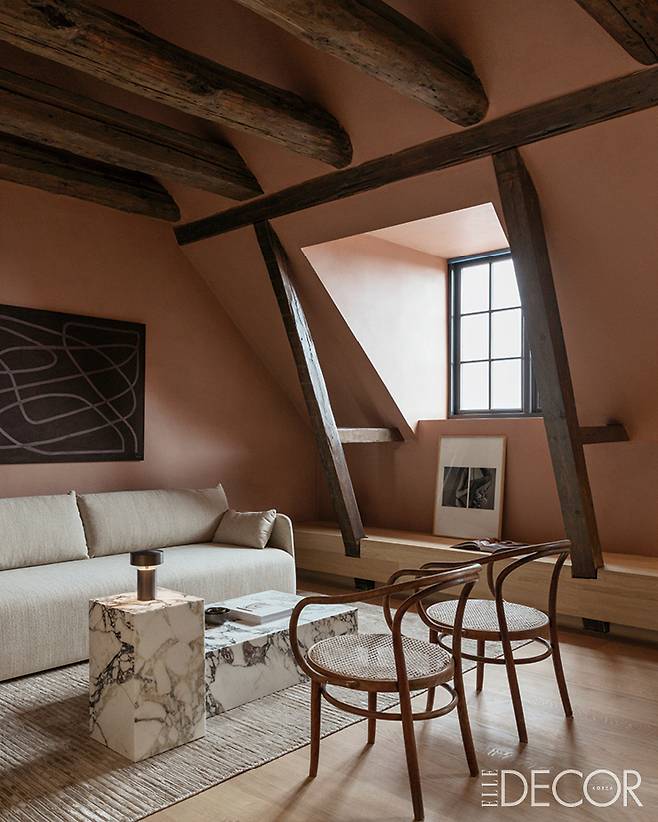 세월이 묻은 건물과 현대적인 노르딕 감성이 균형을 이루는 아우도 코펜하겐.