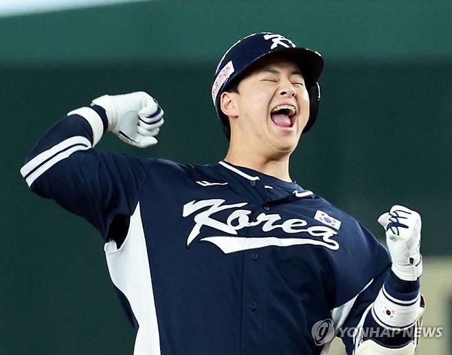 포효하는 노시환 (도쿄=연합뉴스) 한종찬 기자 = 19일 일본 도쿄돔에서 열린 아시아프로야구챔피언십(APBC) 결승전 대한민국과 일본의 경기. 3회초 1사 1,2루에서 노시환이 2타점 적시타를 친 뒤 포효하고 있다. 2023.11.19 saba@yna.co.kr (끝)