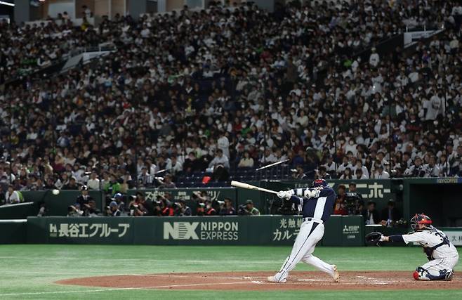 (도쿄(일본)=뉴스1) 이재명 기자 = 19일 오후 일본 도쿄돔에서 열린 '2023 아시아프로야구챔피언십(APBC)' 결승전 대한민국과 일본의 경기 3회초 1사 1,2루 상황, 대한민국 노시환이 2타점 적시타를 치고 있다. 2023.11.19/뉴스1 /사진=뉴스1화상