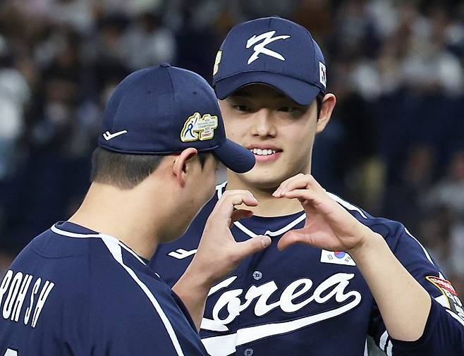 (도쿄(일본)=뉴스1) 이재명 기자 = 대한민국 야구대표팀 노시환이 17일 오후 일본 도쿄돔에서 열린 '2023 아시아프로야구챔피언십(APBC)' 대한민국과 일본의 경기에 입장하며 문동주와 손 하트를 만들고 있다. 2023.11.17/뉴스1 /사진=뉴스1화상