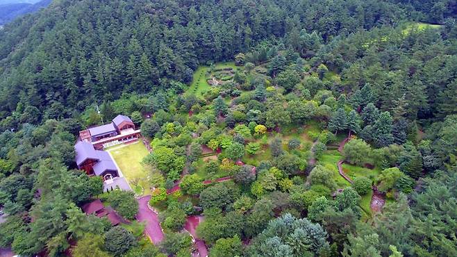 경기도 가평의 유명산자연휴양림 산림복합체험센터 전경.