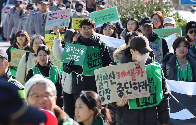 설악산국립공원지키기국민행동 회원 등이 설악산 오색케이블카 착공식이 열린 20일 오전 강원도 양양군 서면 설악산국립공원 오색지구 오색케이블카 착공식 현장 인근에서 기자회견을 열어 케이블카 착공을 규탄한 뒤 행사장 주변을 행진하고 있다. 신소영 기자