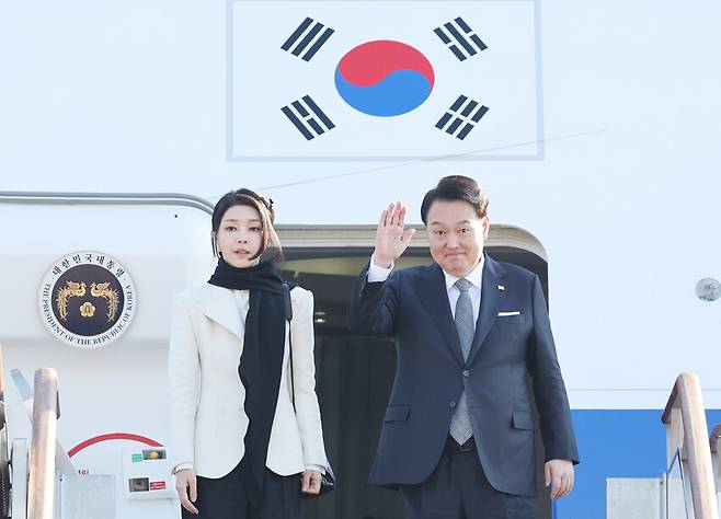 윤석열 대통령 부부가 20일 경기 성남 서울공항에서 전용기인 공군 1호기에 올라 영국 국빈방문에 앞서 출국 인사를 하고 있다. 연합뉴스