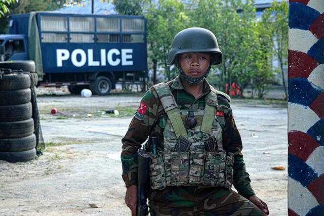 9일 미얀마 북부 샨주 남캄마을에서 소수민족 무장단체 타앙민족해방군 소속 병사가 군부로부터 지역을 빼앗은 뒤 경계를 서고 있다. 샨=AFP 연합뉴스