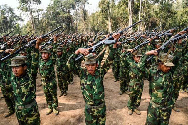 지난 3월 미얀마 북부 샨주의 한 기지에서 소수민족 무장세력 타앙민족해방군이 훈련을 받고 있다. 샨=AFP 연합뉴스 자료사진
