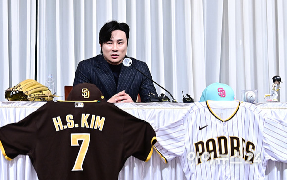 메이저리그(MLB) 샌디에이고 파드리스 파드리스 김하성이 20일 오전 서울 강남구 리베라 호텔에서 열린 골든글러브 수상 공식 기자회견에서 질문에 답변하고 있다. [사진=곽영래 기자]