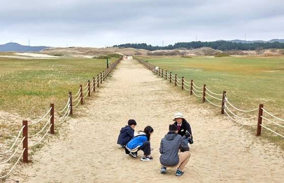 입구 바닥에 있는 모래를 만져보니 밀가루처럼 고운 모래 알갱이는 한 줌 줍기가 무섭게 손가락 사이로 빠져나갔다.