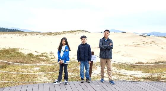왕희재·김서호·이이삭(왼쪽부터) 학생기자가 한국의 작은 사막, 신두리 해안사구를 방문해 해안사구의 가치에 대해 알아봤다.