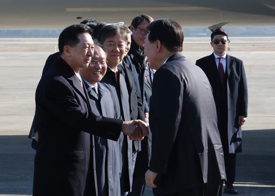 윤석열대통령이 20일 오전 영국 국빈 방문을 위해 성남 서울공항에서 공군 1호기에 탑승 전 김기현 국민의힘 대표와 인사를 나누고 있다. 대통령실사진기자단