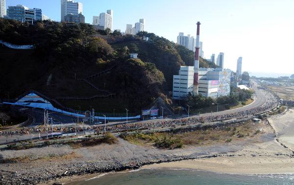 부산마라톤대회 참가자들이 다대포해수욕장 일원 도로에서 힘차게 뛰고 있다. 김성효 기자