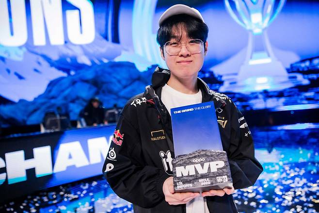 Choi "Zeus" Woo-je became the youngest player to win the MVP title in the League of Legends World Championship on Sunday. (Riot Games)