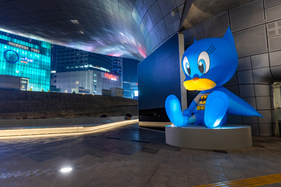A balloon blowup of a cartoon-drawn Batman character is placed in front of the entrace for the ″Celebrating Every Story″ exhibition at the Dongdaemun Design Plaza in Dongdaemun District, central Seoul, on Nov. 17, a day before the official opening of the exhibition. [WARNER BROS. ENTERTAINMENT]