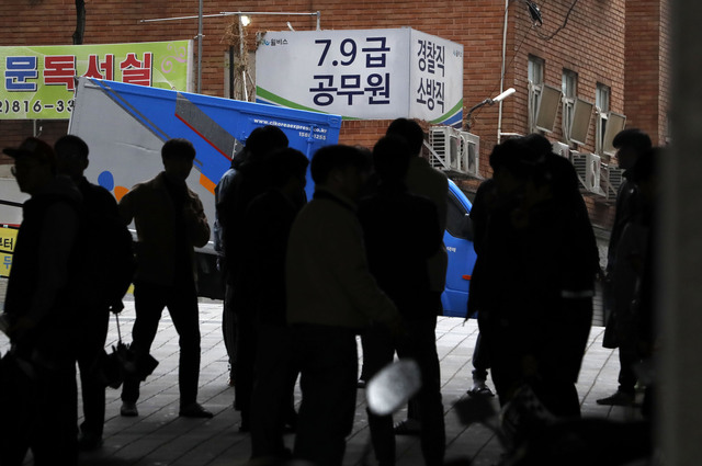 2018년 4월 9급  서울 노량진 공무원 학원가 앞에서 공무원 시험을 준비하는 학생들이 쉬는 시간을 이용해 바람을 쐬고 있다. 뉴시스