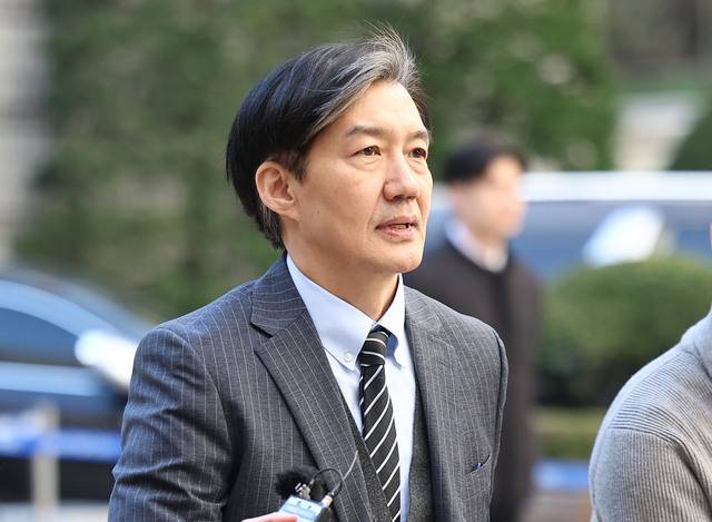 조국 전 법무부 장관이 20일 서울 서초구 서울고법에서 열리는 항소심 재판에 출석하기 위해 법정에 들어서고 있다. 연합뉴스