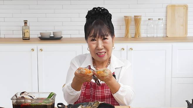 GS샵은 21일 오후 4시 35분 TV홈쇼핑을 통해 박막례 간장게장과 양념게장을 선보인다.[사진제공=GS샵]