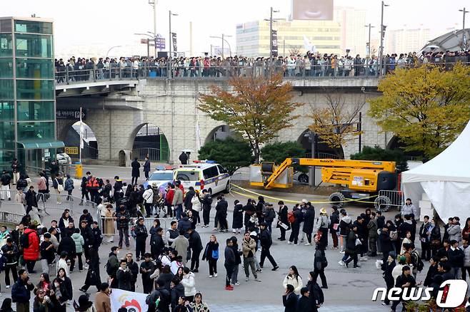 (서울=뉴스1) 사진공동취재단 = 19일 '2023리그오브레전드 월드 챔피언십 결승전'이 열린 서울 구로구 고척스카이돔이 팬들로 붐비고 있다. 2023.11.19/뉴스1  Copyright (C) 뉴스1. All rights reserved. 무단 전재 및 재배포,  AI학습 이용 금지.