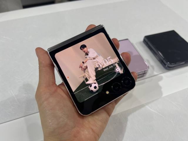 삼성전자가 올해 출시한 갤럭시Z플립5. [박혜림 기자]