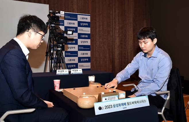 박정환 9단(오른쪽)이 16강전에서 탄샤오를 꺾고 8강에 올랐다.[한국기원 제공]