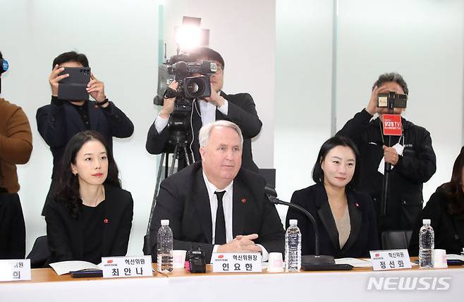 제주 당원 만난 인요한 국민의힘 혁신위원회.[제주=뉴시스] 우장호 기자 = 인요한 국민의힘 혁신위원장이 지난 14일 오후 제주시 연동에 위치한 국힘 제주도당사를 찾아 당원들과 대화를 나누고 있다. 2023.11.14. woo1223@newsis.com