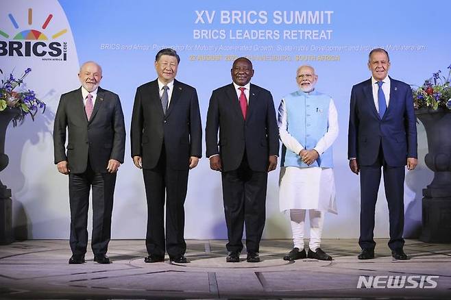 [요하네스버그=AP/뉴시스] 브릭스(BRICS·브라질, 러시아, 인도, 중국, 남아프리카공화국의 신흥 경제 5개국)가 21일(현지시간) 화상 특별회의를 열고 이스라엘과 팔레스타인 무장정파 하마스간 전쟁에 대해 논의할 예정이다. 사진은 지난 8월 22일 남아공 요하네스버그에서 열린 제15차 브릭스 정상회의에서 루이스 이나시우 룰라 다시우바 브라질 대통령, 시진핑 중국 국가주석, 시릴 라마포사 남아공 대통령, 나렌드라 모디 인도 총리, 세르게이 라브로프 러시아 외무장관(블라디미르 푸틴 대통령 대신 참석)이 단체 사진을 촬영하고 있다. 2023.11.20