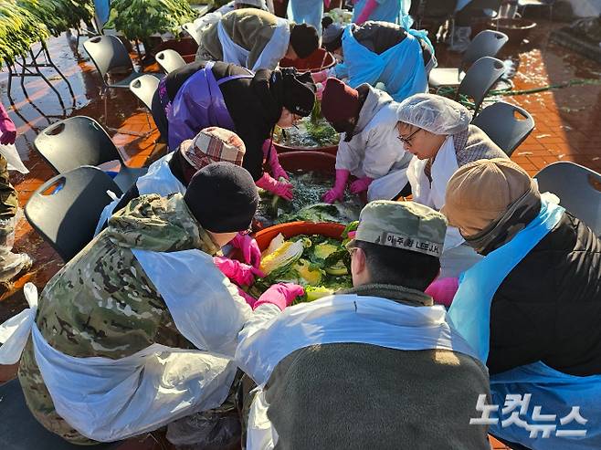 봉사자들이 배추를 다듬고 있는 모습.