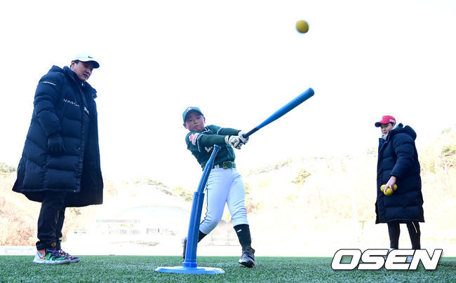 [OSEN=횡성, 최규한 기자] 18일 강원도 횡성 KBO 야구센터에서 '2023 KBO컵 FAN 동호인 야구대회' 1차라운드 SSG(비룡천하)와 LG(유니트윈스)의 경기가 열렸다.경기를 앞두고 SSG(비룡천하) 어린이 선수에게 SSG 은퇴선수 정영일과 김태훈이 코칭하고 있다. 2023.11.18 / dreamer@osen.co.kr