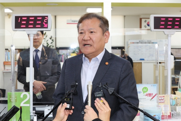 이상민 행정안전부 장관이 19일 오후 서울 종로구 청운효자동주민센터를 방문해 사흘째 이어지고 있는 정부 행정전산망 장애 복구를 위한 현장점검을 마친 뒤 취재진의 질문에 답하고 있다. 지난 17일 공무원 전용 행정전산망인 ‘새올’에 이어 정부 온라인 민원서비스인 ‘정부24’도 서비스가 전면 중단돼 공공기관의 민원서류 발급이 올스톱됐다. 2023.11.19 연합뉴스