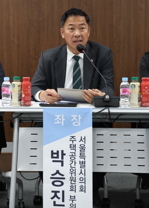 지난 16일 ‘2023 서울시 지역아동센터 대토론회’를 개최한 박승진 의원이 개회사를 하고 있다.