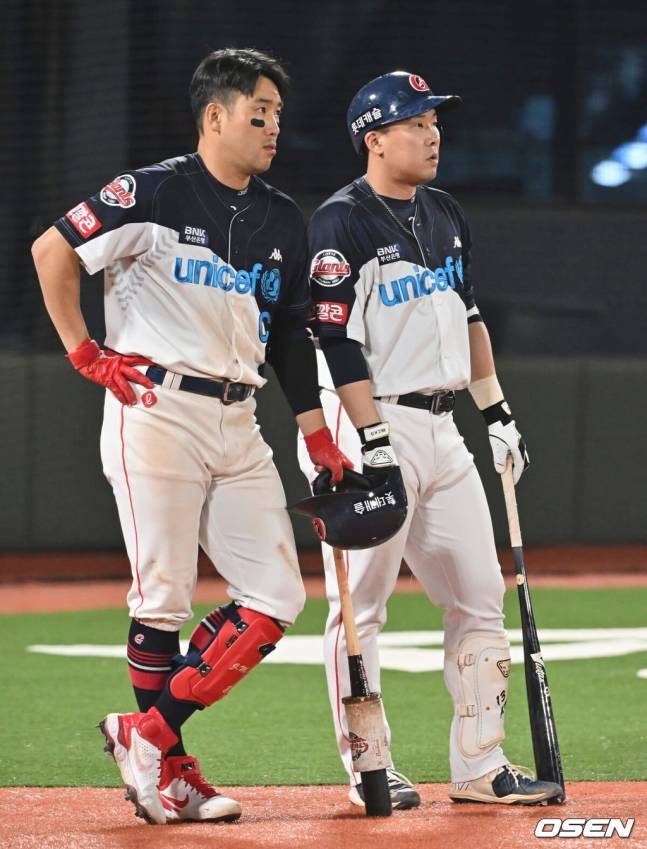 전준우(왼쪽)와 안치홍.