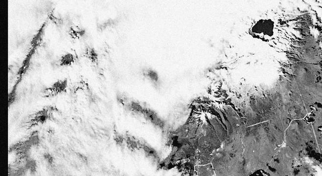 카이로스페이스 큐브위성 'KSAT3U'가 지난 3일 촬영한 백두산 천지(오른쪽 위) [카이로스페이스 제공. 재판매 및 DB 금지]