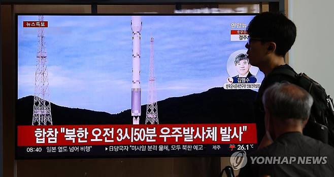 북한, 정찰위성 발사 연달아 실패 북한이 군사정찰위성 탑재 우주발사체 2차 발사에 실패한 지난 8월 24일 관련 뉴스를 지켜보는 시민들. [연합뉴스 자료사진.]
