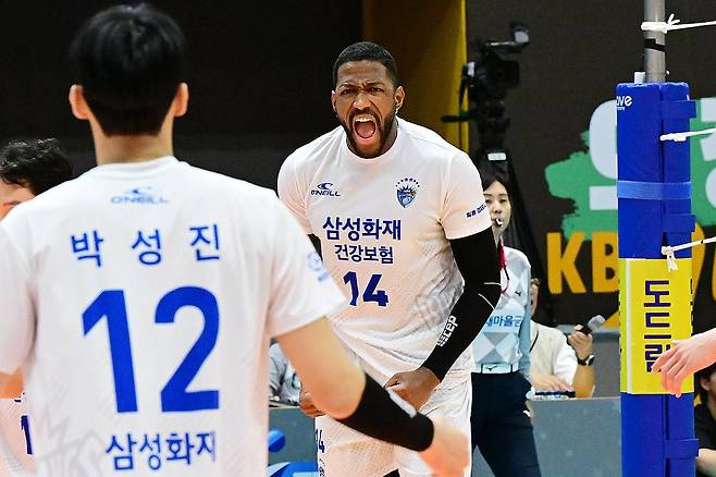 포효하는 삼성화재 요스바니 (서울=연합뉴스) 1일 경기도 의정부체육관에서 열린 2023-2024 프로배구 V리그 삼성화재와 KB손해보험의 경기에서 삼성화재 요스바니가 득점 후 환호하고 있다. 2023.11.1 [한국배구연맹 제공. 재판매 및 DB 금지] photo@yna.co.kr