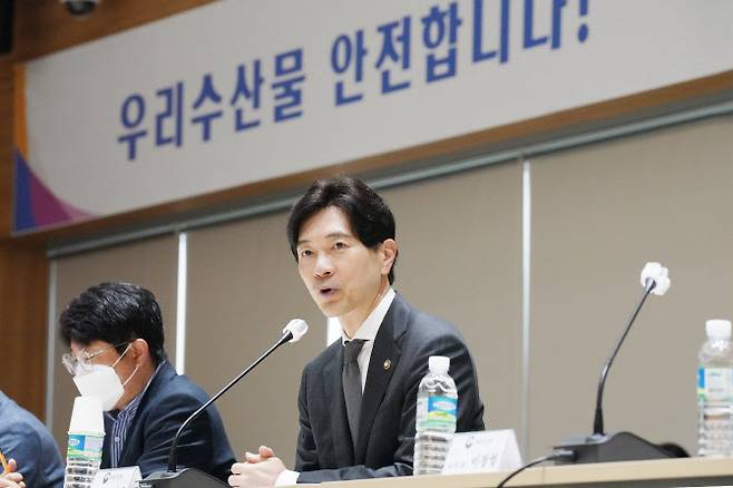 박성훈 해양수산부 차관이 지난달 26일 서울 동작구 노량진 수산물도매시장에서 우리 수산식품 수출 활성화와 실질적인 기업 지원방안을 논의하기 위해 열린 ‘수산식품 수출기업 간담회’를 주재하고 있다.(사진=해수부)