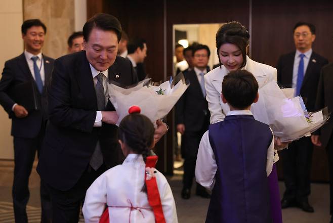 영국을 국빈 방문한 윤석열 대통령과 부인 김건희 여사가 20일(현지시간) 런던의 한 호텔에서 열린 동포 만찬 간담회에서 화동으로부터 꽃다발을 받고 있다. (사진=공동취재)