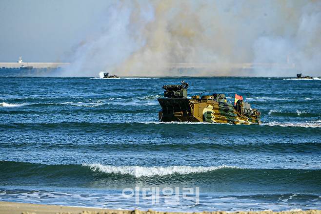 21일 포항시 도구해안에서 2023년 호국 합동상륙훈련에 참가한 해병대 한국형 상륙돌격장갑차(KAAV)가 해안으로 돌격하고 있다.(사진=해병대)