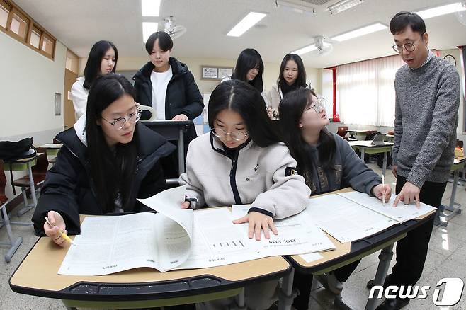 한 고등학교 3학년 교실에서 수험생들이 2024학년도 대학수학능력시험(수능) 가채점을 하고 있다. /뉴스1 ⓒ News1 공정식 기자