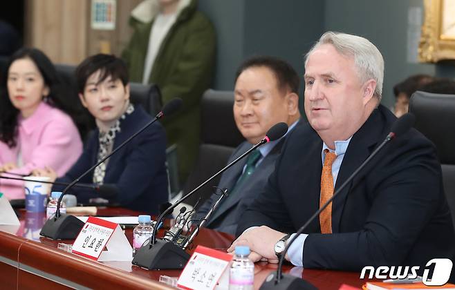 인요한 국민의힘 혁신위원장이 21일 대전 유성구 한국과학기술연구원(KAIST)에서 열린 한국 정치의 문제점과 개혁방안 강연 및 토론회에서 발언하고 있다. 오른쪽 두 번째는 이상민 더불어민주당 의원. 2023.11.21/뉴스1 ⓒ News1 김기태 기자