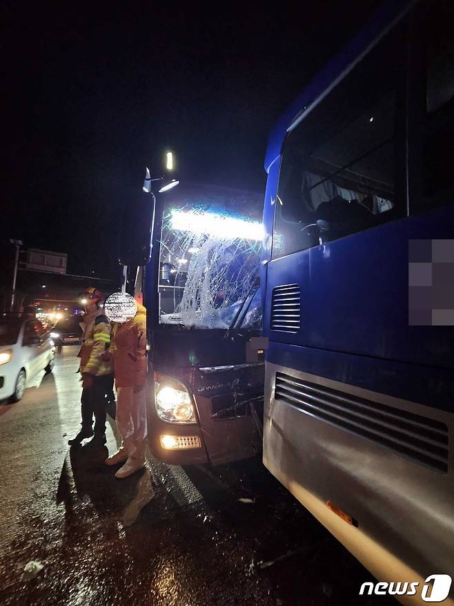 홍천 리조트 통근버스 추돌사고 현장.(강원도소방본부 제공) 2023.11.21/뉴스1