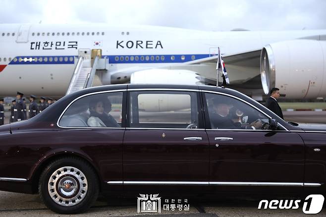 영국을 국빈 방문한 윤석열 대통령과 김건희 여사가 20일(현지시간) 런던 스탠스테드 국제공항에 도착해 차량으로 이동하고 있다. (대통령실 홈페이지) 2023.11.21/뉴스1 ⓒ News1 오대일 기자