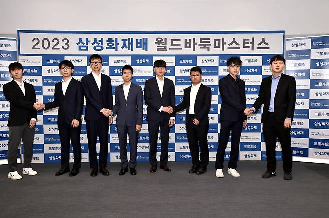2023 삼성화재배 월드바둑마스터스 8강에서 맞대결을 펼칠 8명의 한중 기사들이 악수를 나누고 있다. 사진제공=한국기원